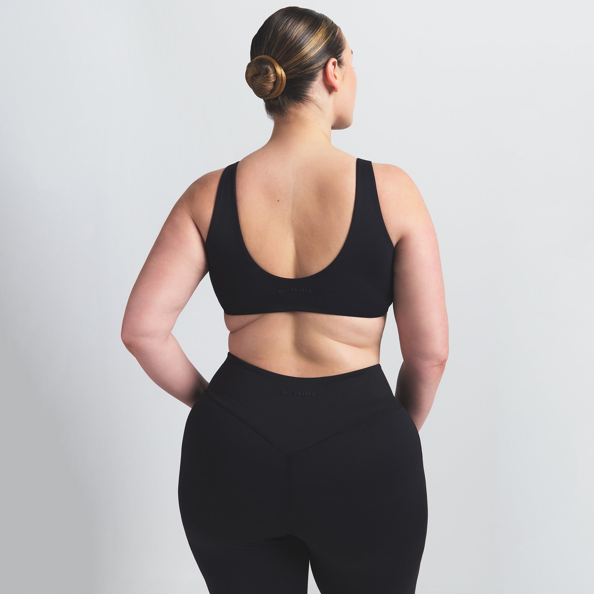 NikeSKIMS MATTE TWIST-FRONT BRA | OBSIDIAN