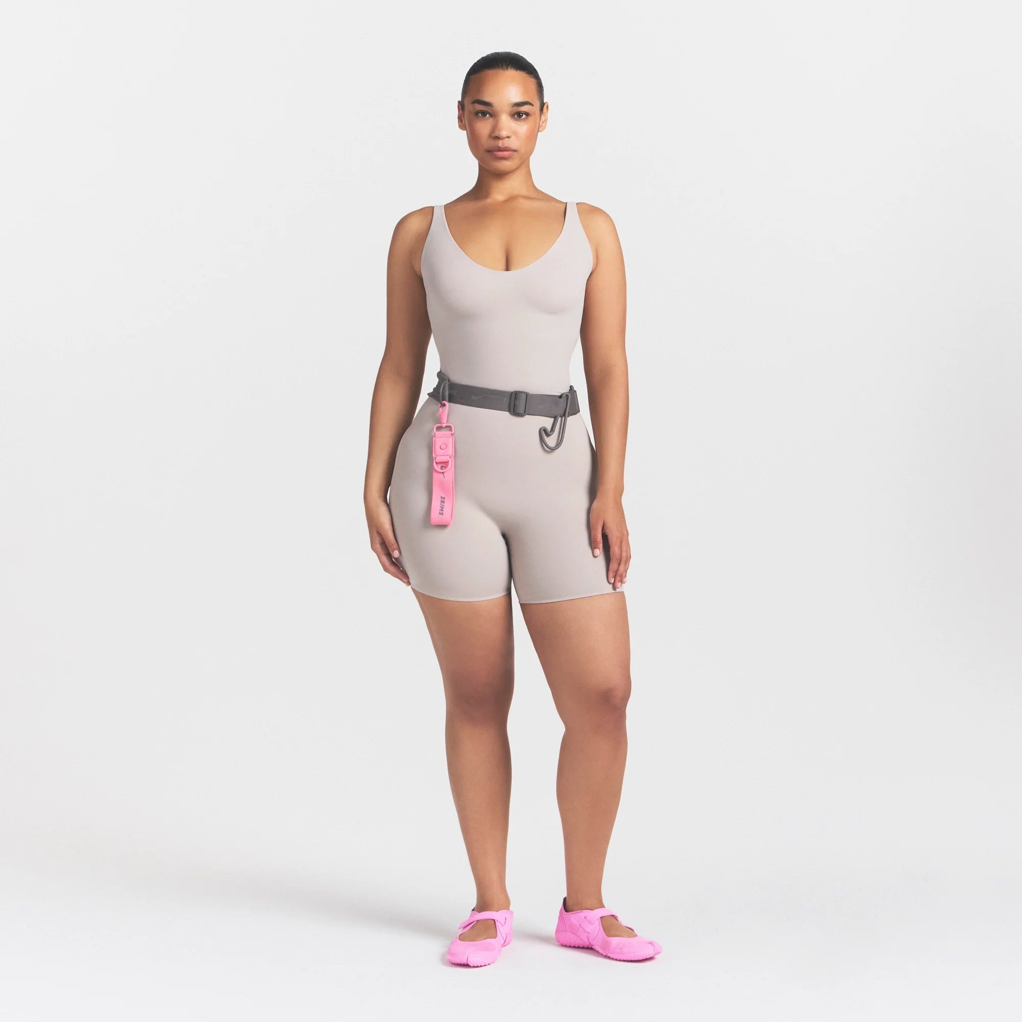 NikeSKIMS STUDIO STRETCH PLUNGE TANK | LINEN