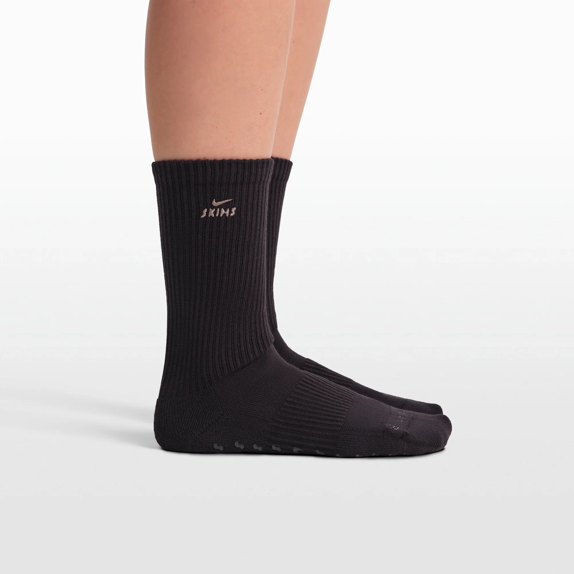NikeSKIMS ACCESSORIES DRI-FIT™ PILATES GRIP CREW SOCK | OBSIDIAN