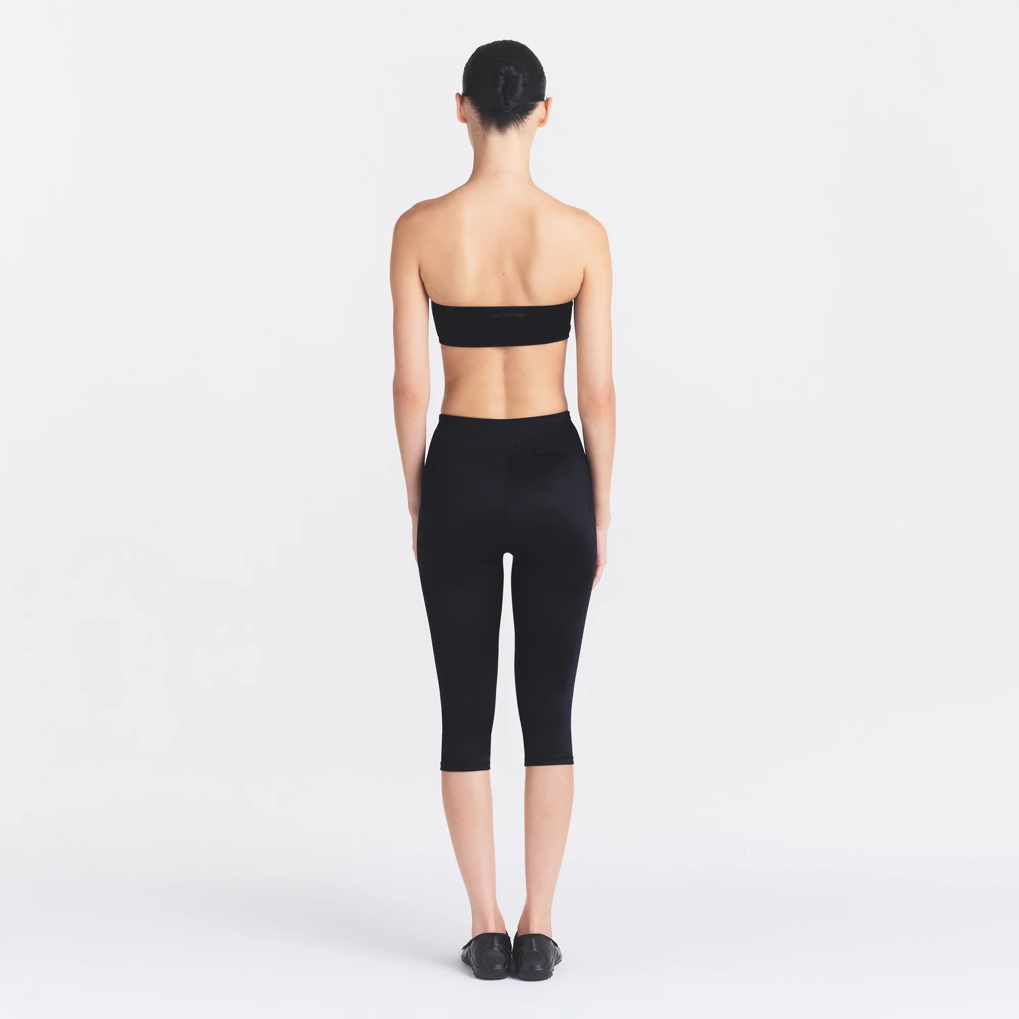 NikeSKIMS SATIN SHINE CAPRI 17" LEGGING | OBSIDIAN