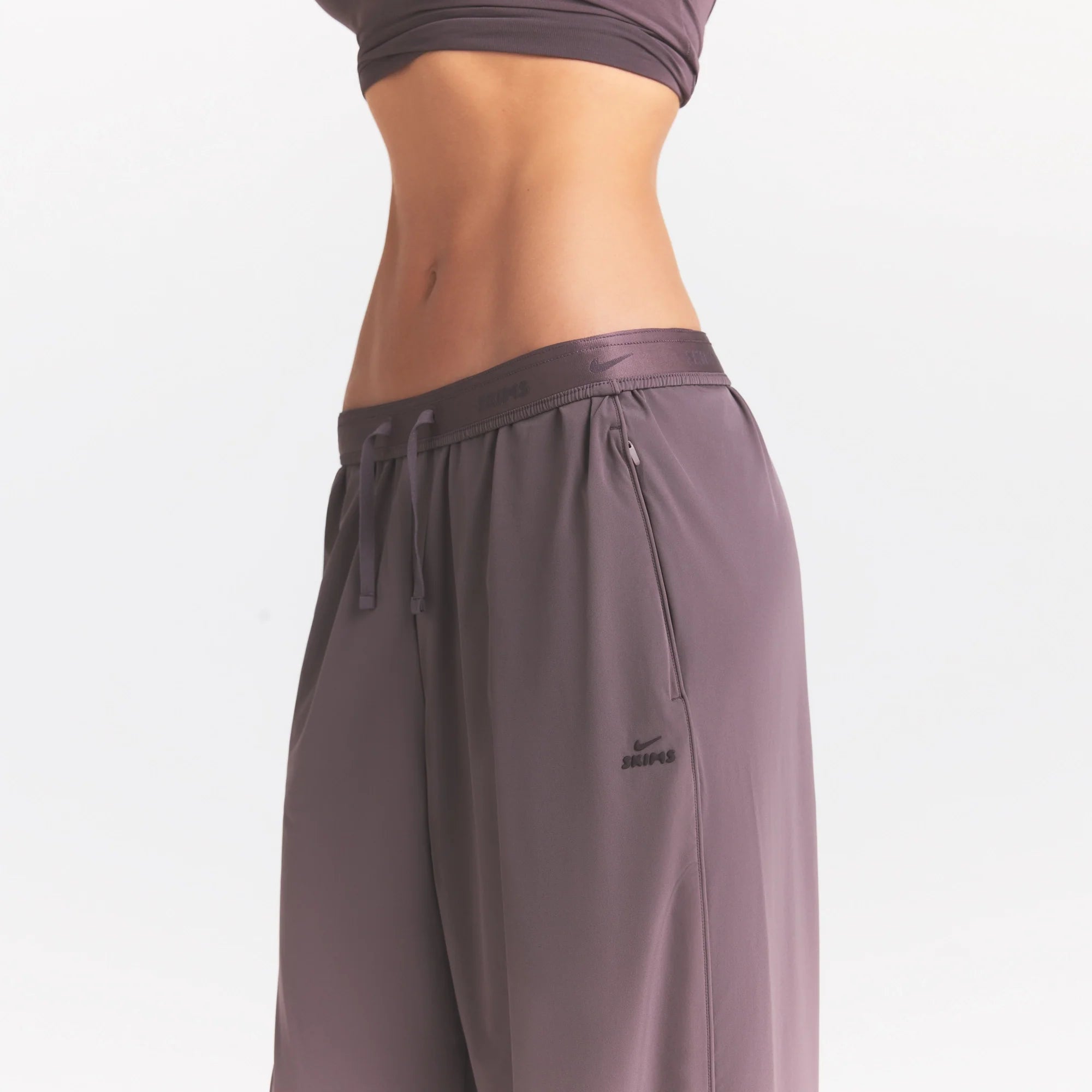 NikeSKIMS STRETCH NYLON OVERSIZED PANT | RESIN