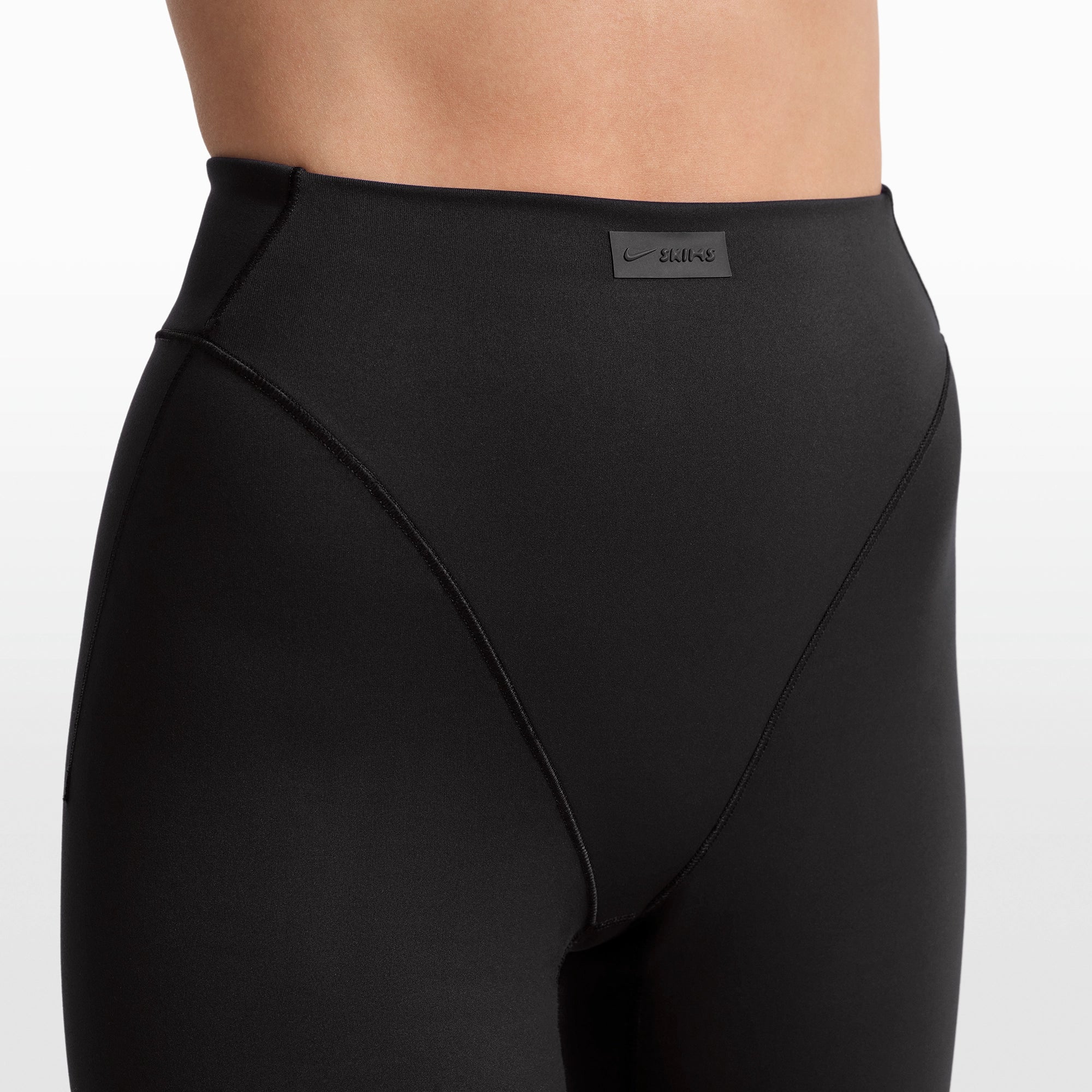 NikeSKIMS MATTE 17" V-LINE CAPRI LEGGING | OBSIDIAN