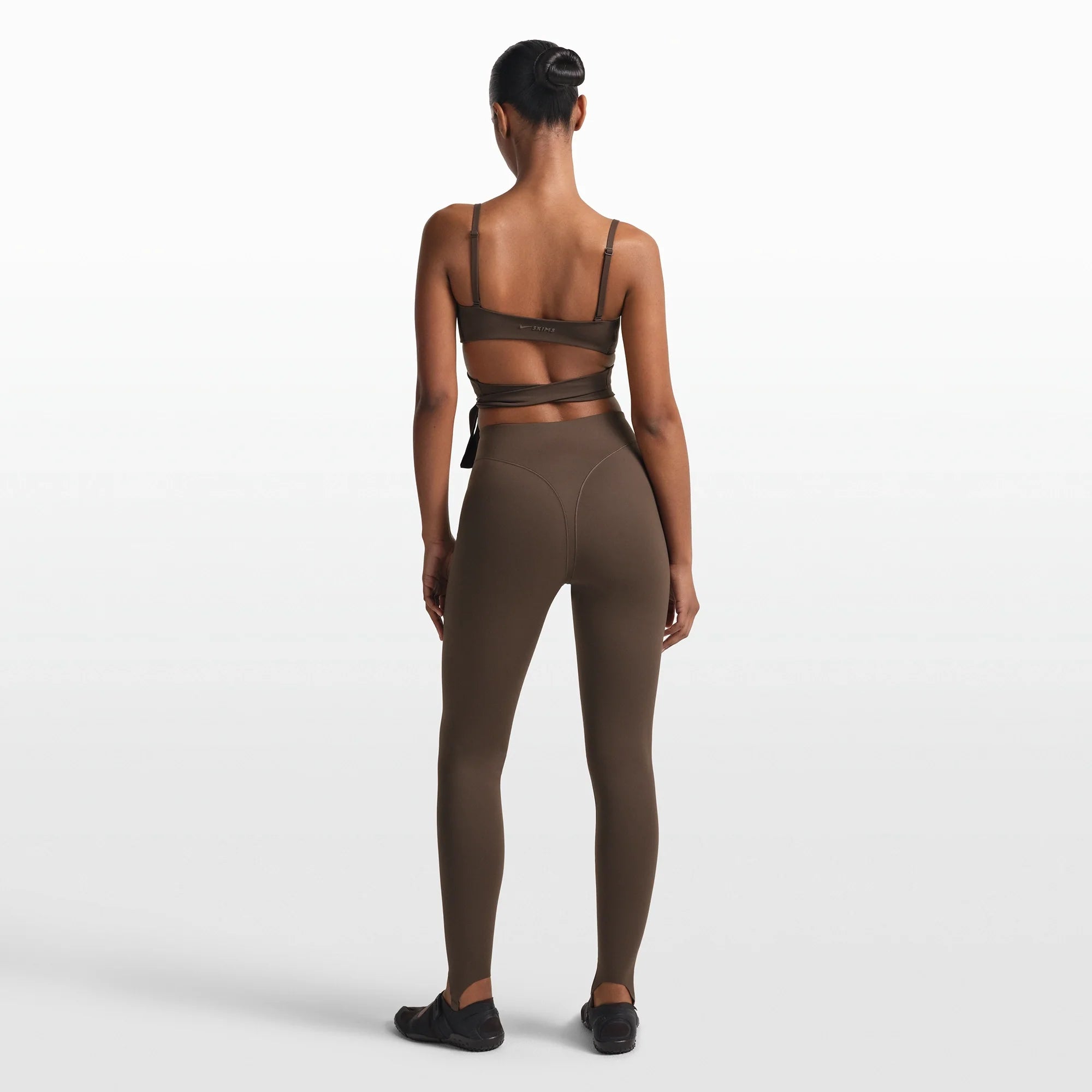 NikeSKIMS MATTE V-LINE STIRRUP LEGGING | DARK SEPIA