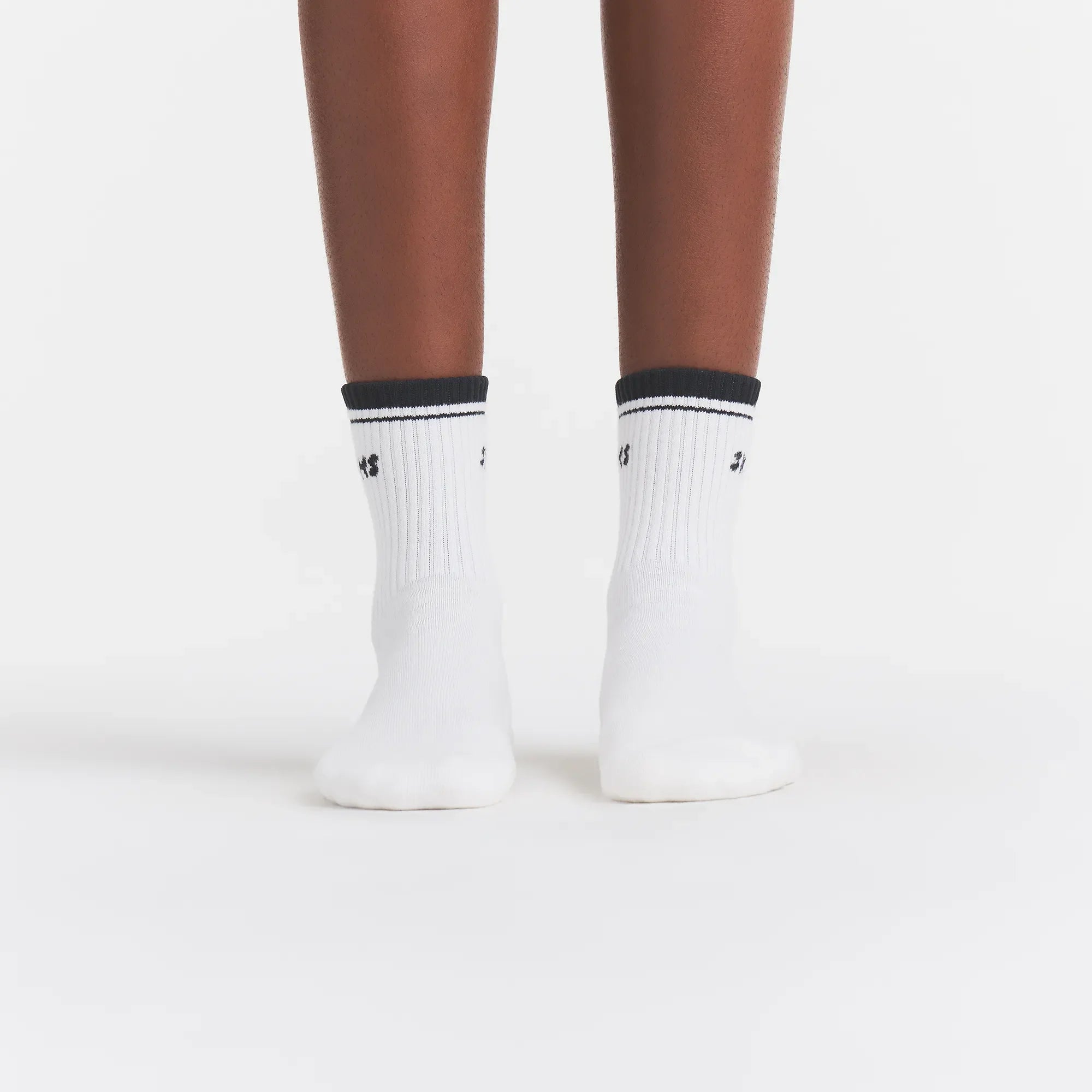 SKIMS SOCKS RIBBED QUARTER CREW LOGO SOCK | SNOW AND ONYX